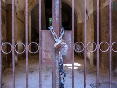 Ci avviciniamo ora al cancello d�ingresso, chiuso da un lucchetto coperto da ragnatele: segno che nessuno lo apre da tempo